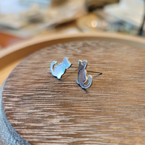 Minimalist Tiny Cat Silhouette Earrings - Picture 3 of 7